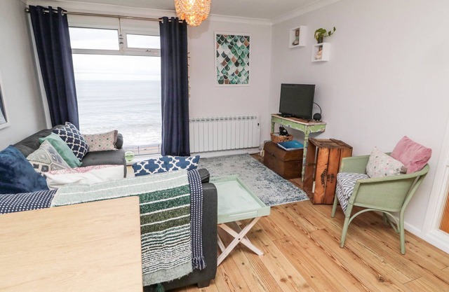 SEA SNUG, pet friendly, character holiday cottage in Spittal