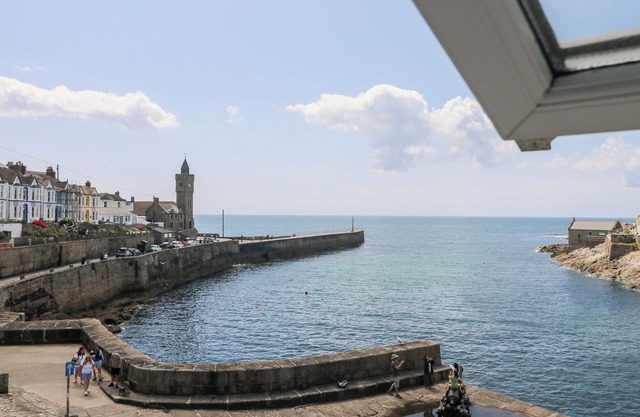 SEA STAR, family friendly, country holiday cottage in Porthleven
