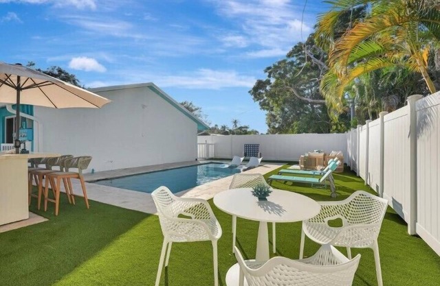 Sea Star - Popular Newly Renovated 2 bedroom/1 bathroom