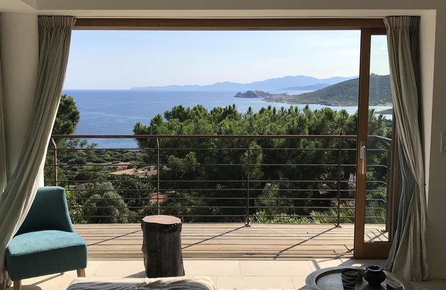 Sea view and Cap Corse, 6 minute walk to beach, n heated swimming pool , Davia