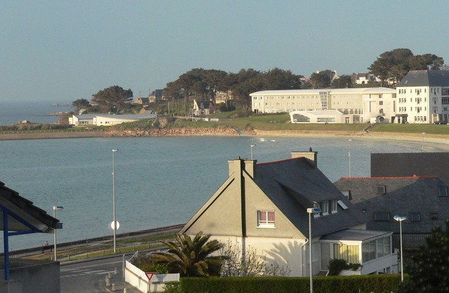 Sea view apartment, 2-4 pers, 50m from the beach, pink granite coast, paimpol bay.