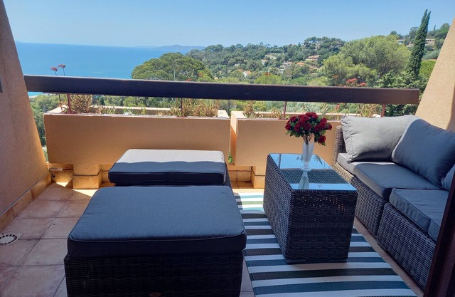 Sea view apartment 300 m from the beach