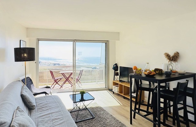 Sea view apartment at the foot of Merlimont beach