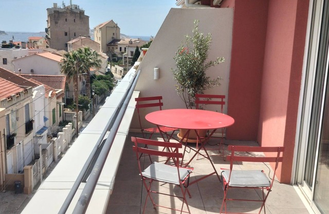 Sea view with large terrace in Vallon des Auffes