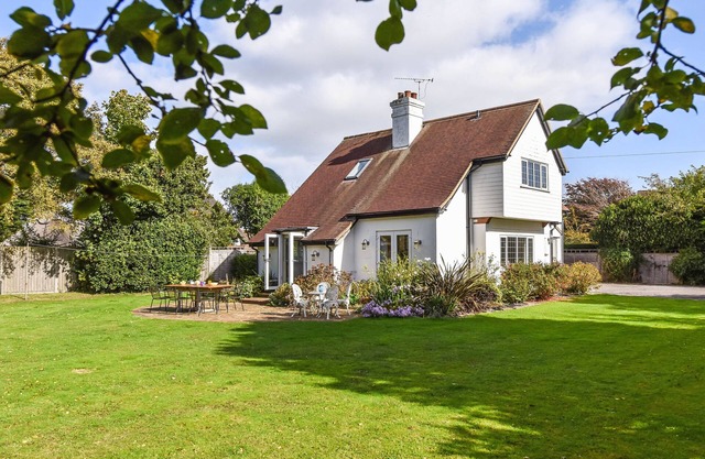 Sea Way by inspirestays.com - a cottage that sleeps 8 guests in 4 bedrooms