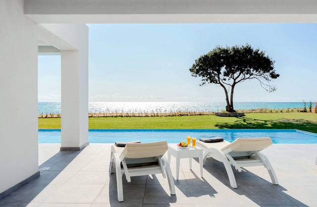 Seafront Villa Nafsika w/Private Heated infinity Pool/Direct Access to the beach