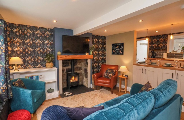 SEASCAPE COTTAGE, pet friendly, with open fire in Marske-By-The-Sea