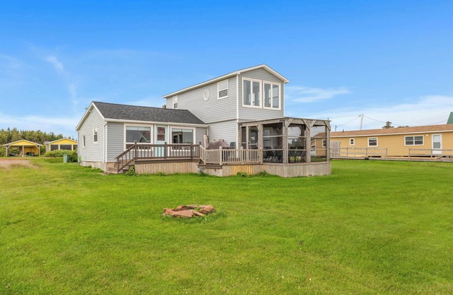 Seashell by the Seashore: Cozy 1BR Cottage Steps from Private Sandy Beach