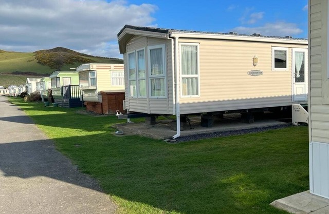 Seaside Bliss for the Family: Spacious Caravan by the Sea, Sleeps 4, Perfect for Kids