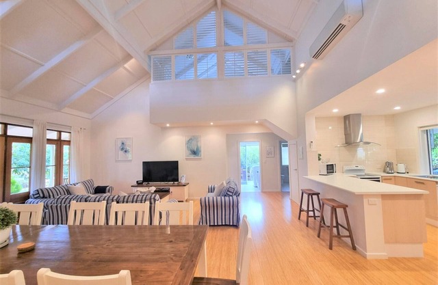 Seaside Garden Cottages: The Villa, Beautiful & Private Kingscote Accommodation