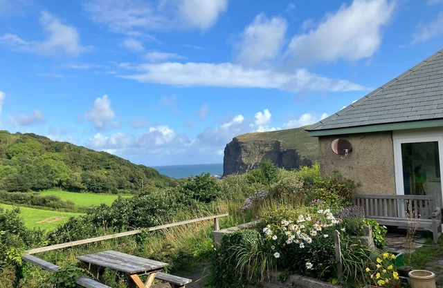 Seaside Retreat, bungalow with sea views, 5 min walk sandy, surfing beach.