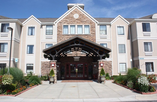 Seasonal Outdoor Pool + Hot Tub + Free Breakfast | Suite Near Airport!