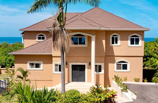 Seaview Penthouse Retreat 4 Beds 3 Baths Stay