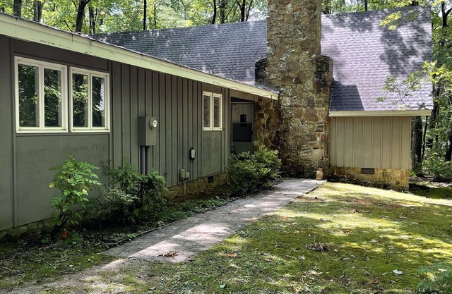 Secluded 2 Bedroom Retreat w/great family room on Sewanee Campus