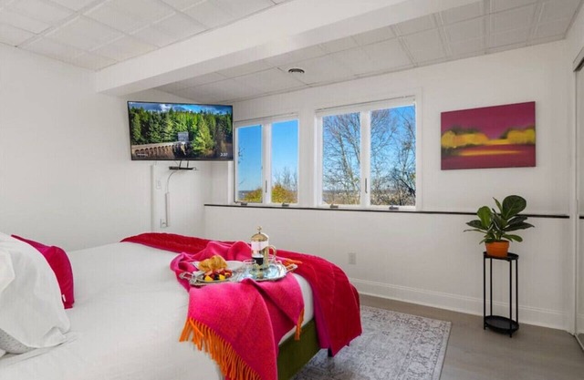 Secluded apartment with year-round, hot tub, close to everything!