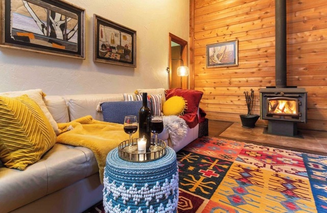 Secluded Cabin. Art. Fast WiFi. Fireplace. New Kitchen