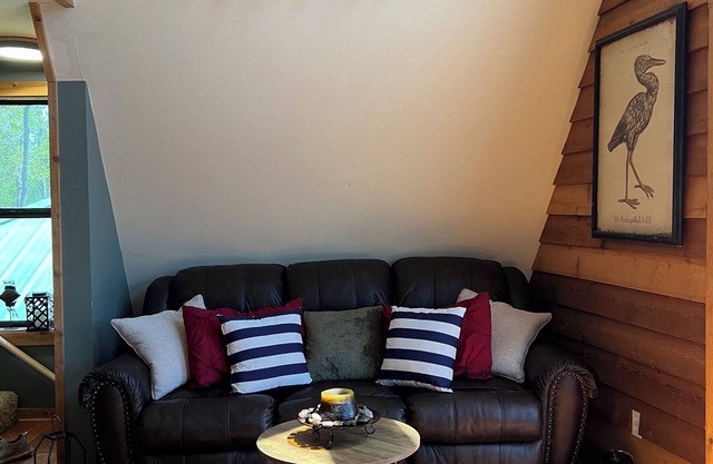 Secluded cabin on the water with jetski, hottub & kayak! Pets OK & early checkin