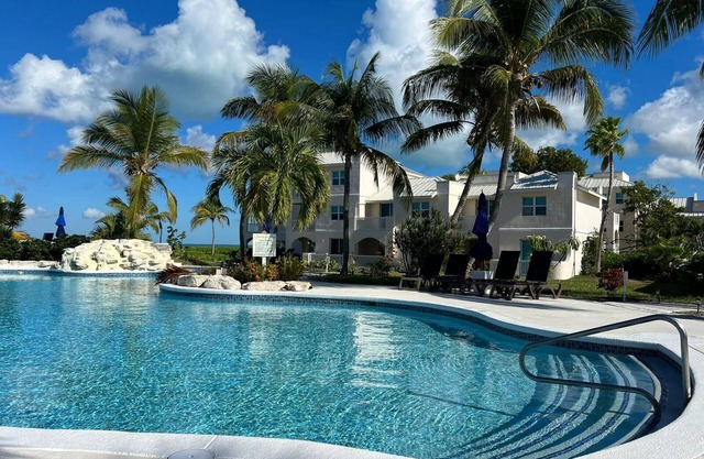 Secluded Condo, Beautiful Turquoise water awaits you!