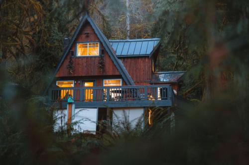 Secluded Forest Cabin with Hot Tub and Private Waterfall