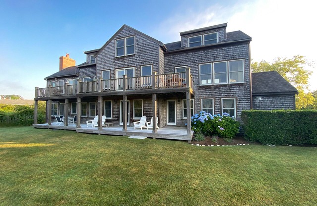 Secluded Gem Prime Location. 5 Min Walk to Beach & Main Street.