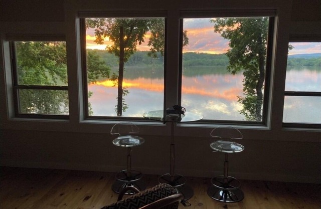 Secluded getaway on Lake Catherine, minutes from town - birds, fishing, & kayaks