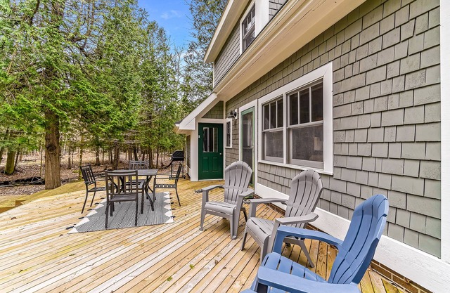 Secluded home w/private grill, gas fireplace, full kitchen, and free WiFi