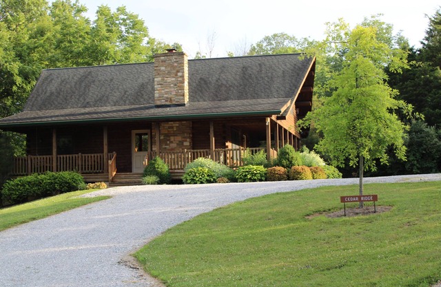 Secluded Log Cabin getaway, with hot tub, and a beautiful view.