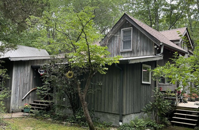 Secluded Log Cabin Near The University of the South