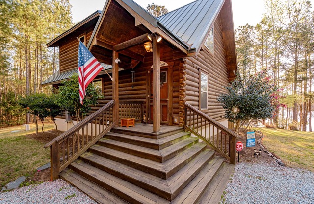 Secluded Log Cabin on Lake Monticello
