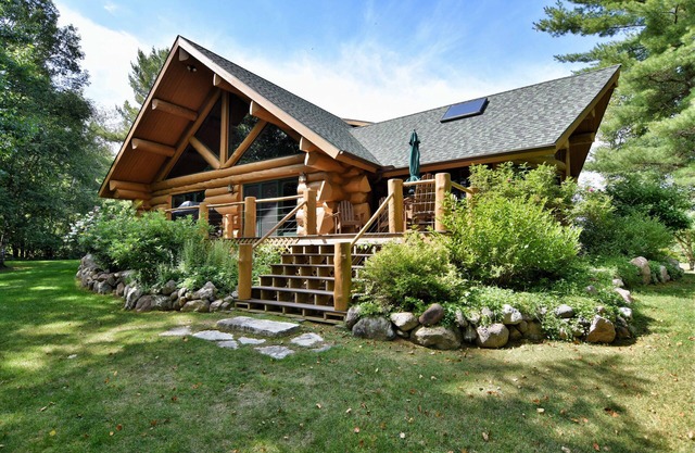 Secluded luxury log home in Wisconsin wilderness