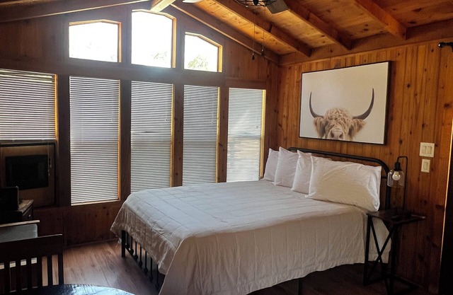 Secluded Nature Escape, Pet Friendly with WiFi in Three Rivers