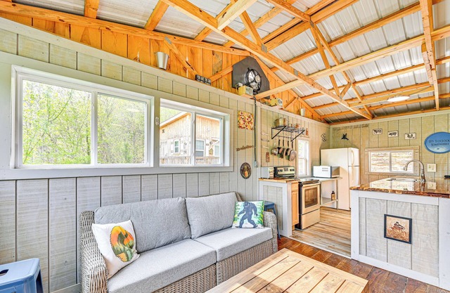 Secluded on 10 Acres: Livingston Getaway w/Sauna!