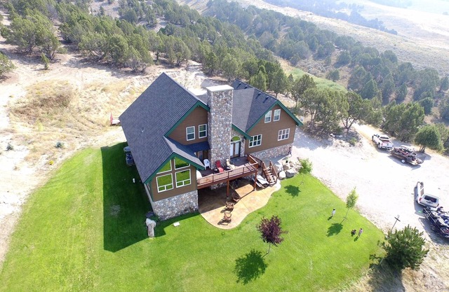 Secluded Vacation Lodge for FAMILIES. Sleeps 22! Just MINUTES from Lava & Golf