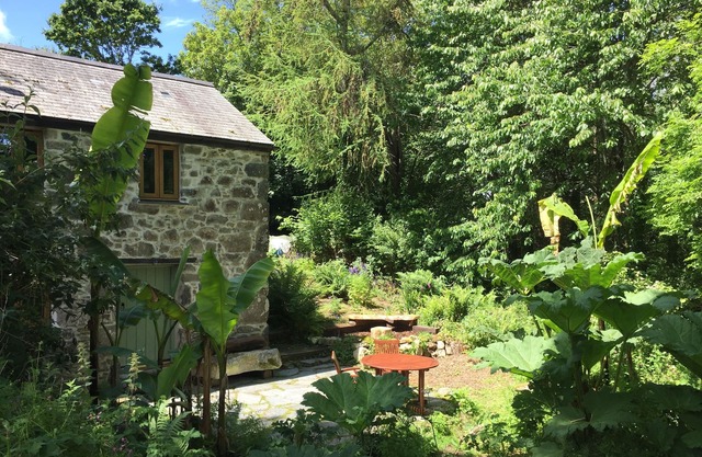 Secluded woodland cottage, close to SW Coast Path