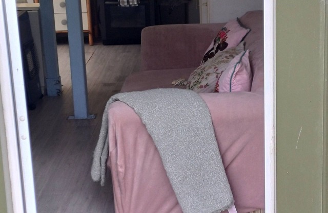 Secret hideaway in the beautiful mountains in Llanwonno. One bedroom lodge.