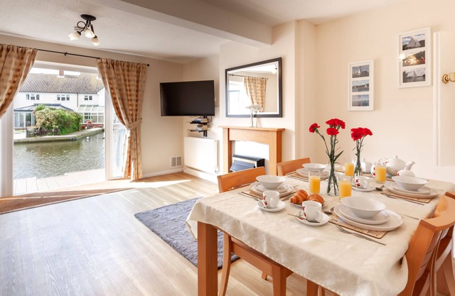 Self Catering 2 Bedroom Kingfisher Lure in Wroxham, Norfolk, Norfolk Broads, Eng