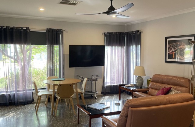 Self contained accom near lake; pool, spa, deck + bbq
