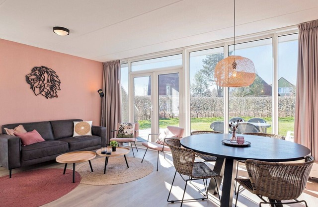 Semi-detached bungalow for 5 persons