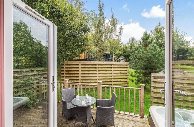 Semi-detached deluxe lodge offering the perfect romantic retreat for couples.