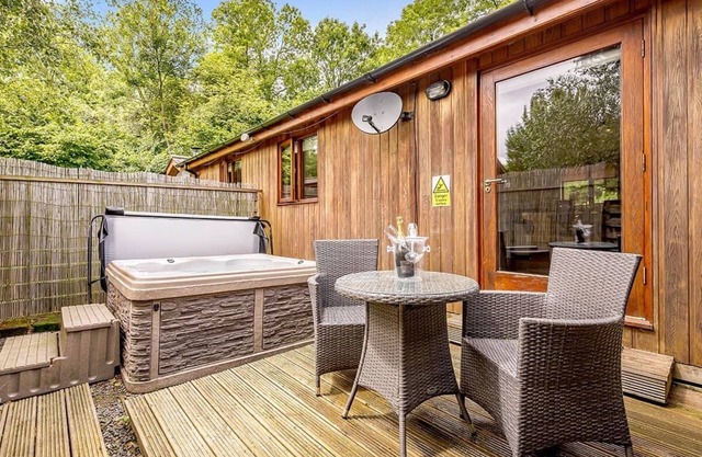 Semi-detached deluxe lodge offering the perfect romantic retreat.