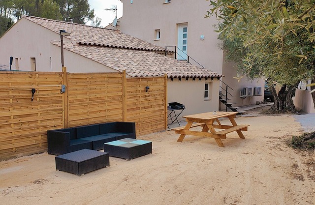 Semi-detached house on 2 levels, 85m², quiet location with garden and air-conditioning. Sleeps 6.