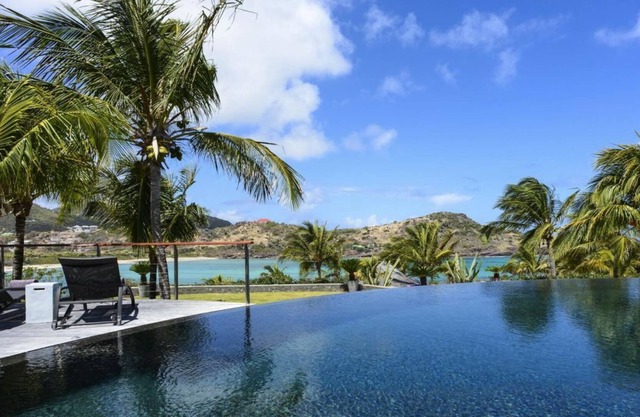 Sensational 6 bedroom villa with fabulous view of the ocean