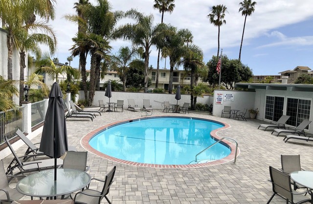 September Special Rates! Chic 2 Bedroom Condo Across from Sea & White Sand Beach