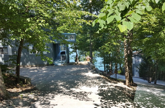 Serendipity at Cove Pointe - 400 feet of private Lake frontage on Big Creek