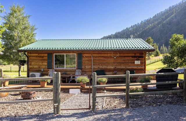 Serendipity Cabin - Quaint Log Cabin on Rock Creek