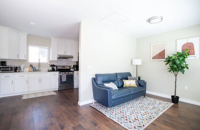 Serene Backyard Nook BBQ Pet-friendly: King-Sized Comfort, Covered Parking, and Patio Paradise.