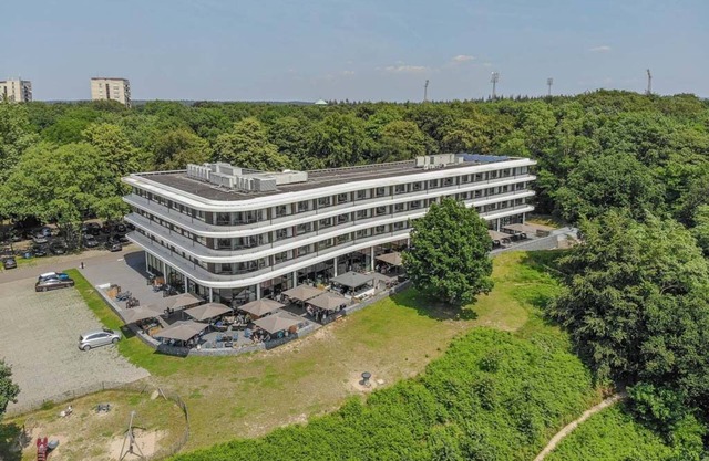Serene Hideaway w/Spa, Gym & Onsite Dining | Outdoor Adventure & Local Landmarks
