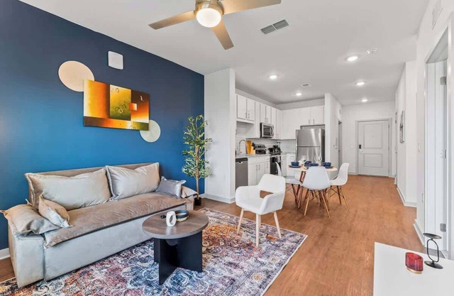 Serene King Escape + Pet Friendly w/Pool + Gym