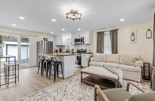 Serene, Renovated 2BR near Airport w/Yard