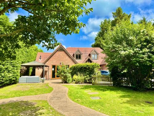 Serene Retreat - Hot Tub - Pool Table - Close to New Forest and Bournemouth Beach - Sleeps 12